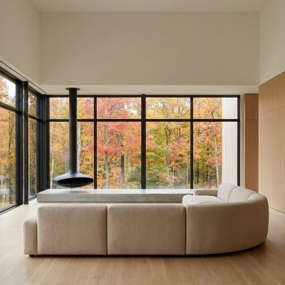 Maksymalny Efekt w Minimalnej Przestrzeni: Jak optycznie powiększyć salon w domu modułowym?